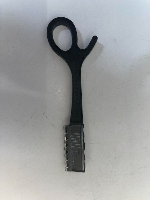 Photo 6 of 100 COUNT SHARP TITANIUM DISPOSABLE RAZOR FOR CUTTING, THINNING AND TRIMMING 