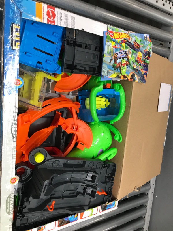 Photo 2 of Hot Wheels City Ultimate Octo Car Wash Playset with No-Spill Water Tanks & 1 Color Reveal Car that Transforms with Water, 4+ ft Long, Connects to Other Sets, Gift for Kids 4 Years Old & Up
