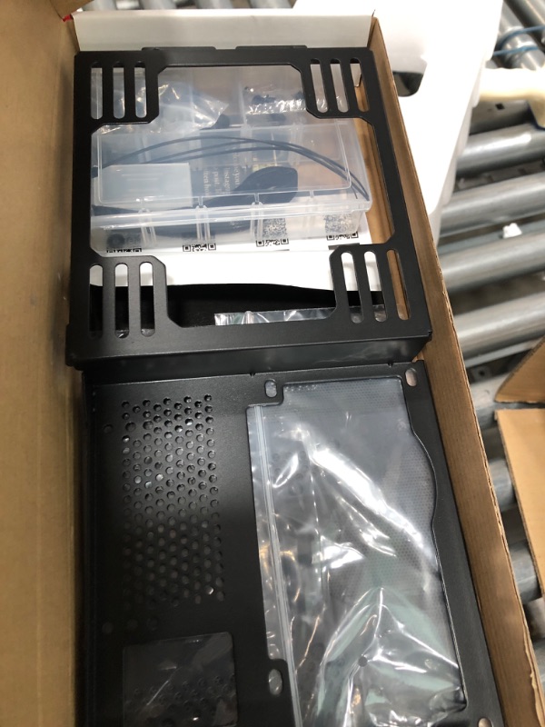 Photo 1 of Lian Li Q58 Black Color SPCC / Aluminum / Tempered
