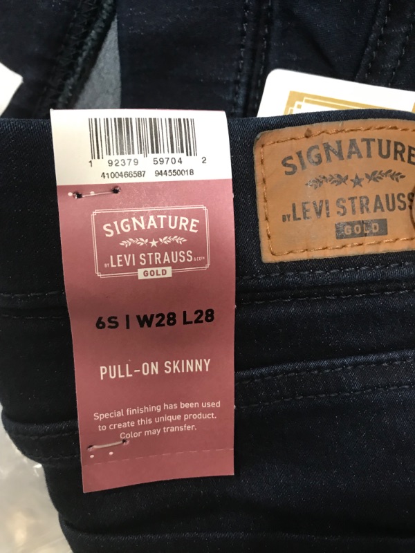 Photo 3 of Signature by Levi Strauss & Co. Gold Label Women's Totally, Immaculate, Size 6.0
