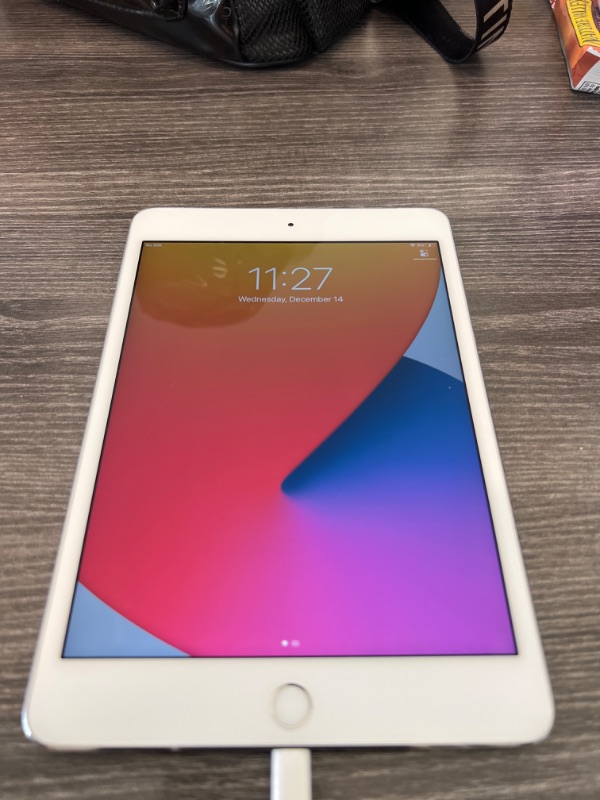 Photo 3 of Apple iPad Mini 4, 32GB, Silver - WiFi (Renewed)
