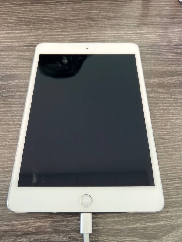 Photo 2 of Apple iPad Mini 4, 32GB, Silver - WiFi (Renewed)
