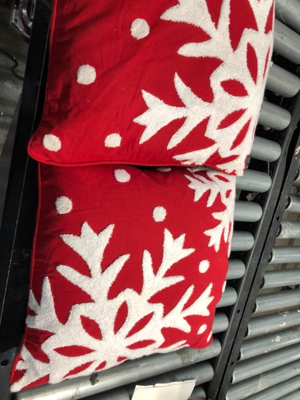 Photo 3 of 2 pc SARO LIFESTYLE Chute de Neige Collection Poly And Cotton Blend Down-Filled Snowflake Design Throw Pillow, 16",
