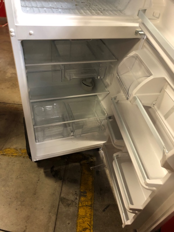 Photo 4 of Whirlpool 18.2-cu ft Top-Freezer Refrigerator (White)
