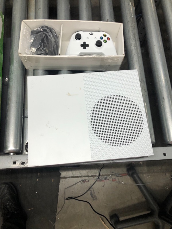 Photo 2 of Xbox One S White 1TB