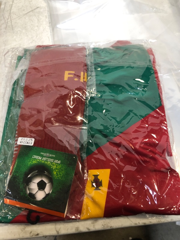Photo 2 of BIRD BOX 2022 Portugal #7 Home Red Ronaldo Boys Girls Soccer Jersey Youth Gift Set (Red, 24) SIZE MEDIUM 7-8 YEARS OLD
