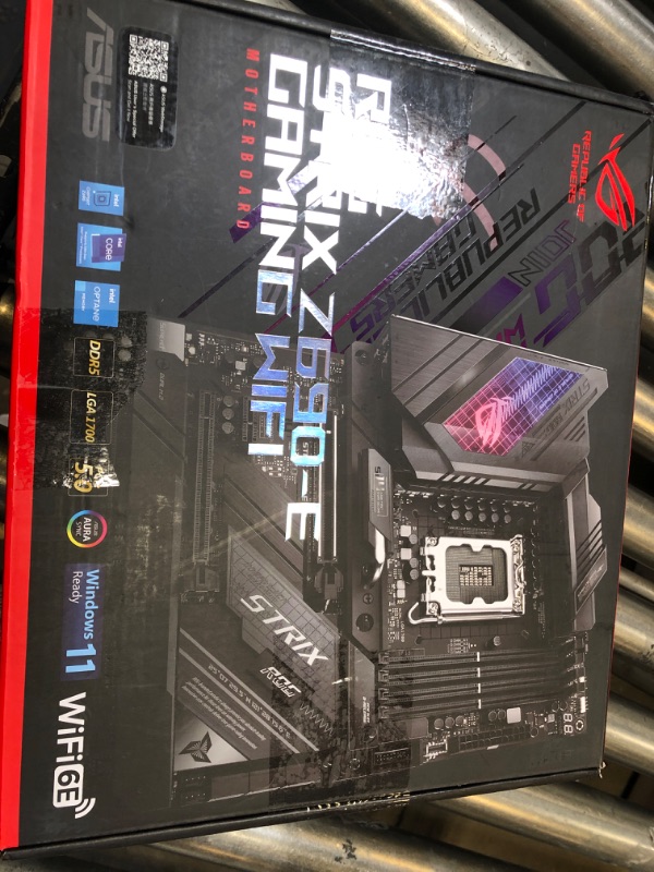 Photo 1 of ASUS ROG Strix Z690-E Gaming WiFi 6E LGA 1700(Intel 12th Gen)ATX gaming motherboard(PCIe 5.0,DDR5,2.5 Gb LAN,Thunderbolt 4,5xM.2,1xPCIe 5.0 M.2,ROG Hyper M.2 Card,Front panel USB 3.2 Gen 2x2 Type-C)