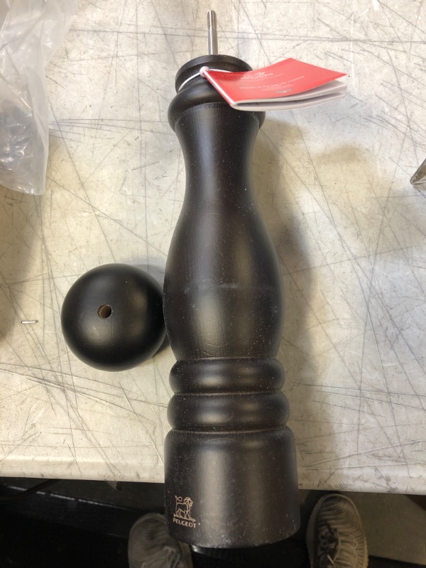 Photo 2 of Peugeot Paris ICÔNE Pepper Mill, 11.82in, Black Lacquered 11.82in. Black Lacquered
MISSING HARDWARE
USED
NEEDS CLEANING