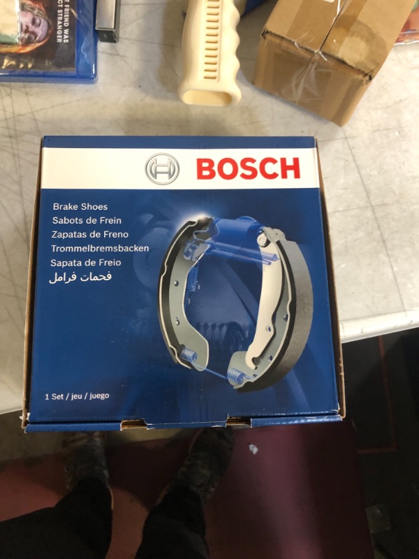 Photo 3 of Bosch BS859 Blue Drum Parking Brake Shoe Set for Select Lexus ES250, ES300, ES330, ES350, RX300; Toyota Avalon, Camry, Celica, Highlander, Solara - REAR