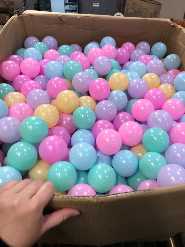 Photo 4 of Amazon Basics BPA Free Crush-Proof Plastic Ball Pit Balls with Storage Bag, Toddlers Kids 12+ Months, 6 Pastel Colors - Pack of 1000 6 Pastel Colors 1,000 Balls ----- PACKAGING IS DAMAGED, ITEM IS LIGHTLY USED 
