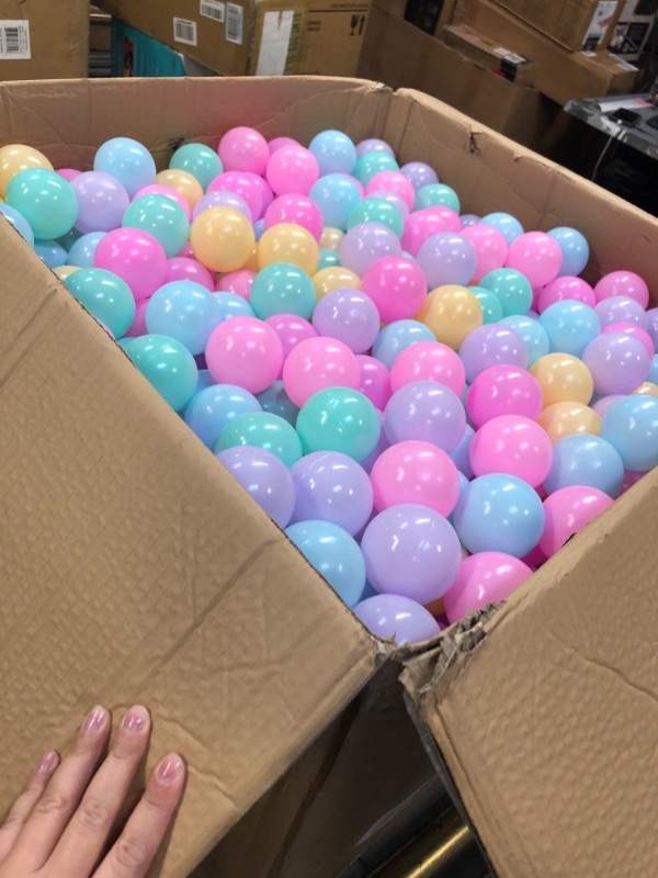 Photo 3 of Amazon Basics BPA Free Crush-Proof Plastic Ball Pit Balls with Storage Bag, Toddlers Kids 12+ Months, 6 Pastel Colors - Pack of 1000 6 Pastel Colors 1,000 Balls ----- PACKAGING IS DAMAGED, ITEM IS LIGHTLY USED 
