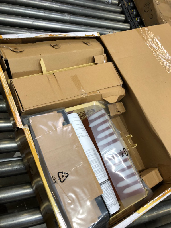 Photo 1 of Wizarding World Harry Potter, Magical Minis Amazon Exclusive Deluxe Hogwarts Castle, 3 Classroom Playsets, 22 Accessories, 3 Figures, Lights & Sounds (Amazon Exclusive) Hogwarts Castle Playset------------missing some items and hardware/screws