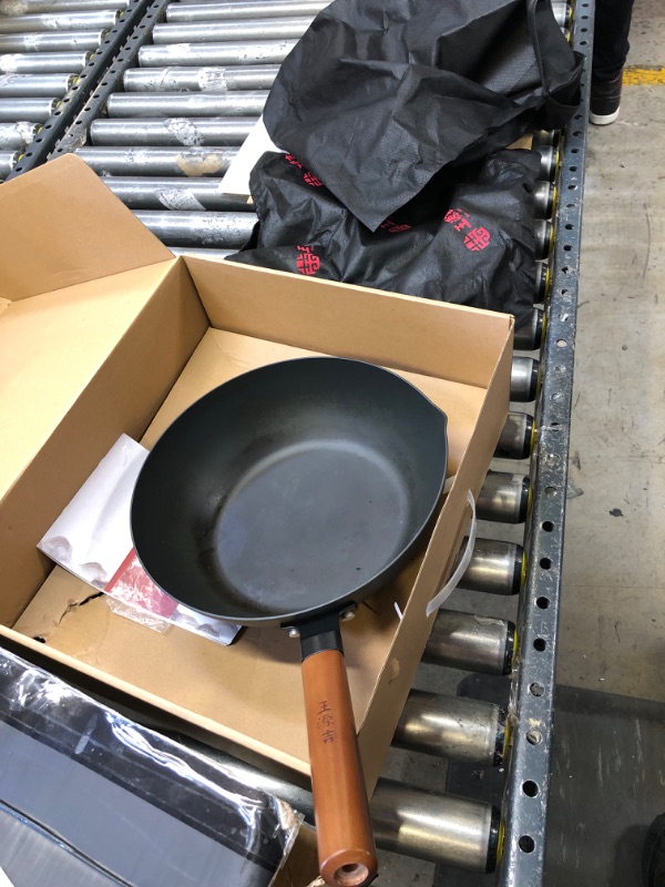 Photo 2 of WANGYUANJI Carbon Steel Wok 11 inch Flat Bottom Chinese Iron Pot with Silicon Glass Lid, with Cleaning Cloth 11.1" - missing top 