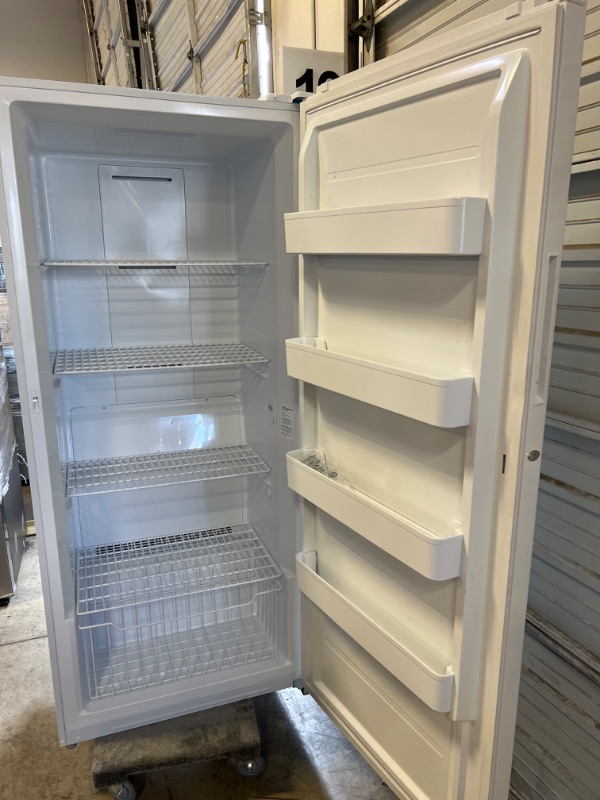 Photo 5 of Midea Garage Ready 21-cu ft Frost-free Convertible Upright Freezer/Refrigerator (White)