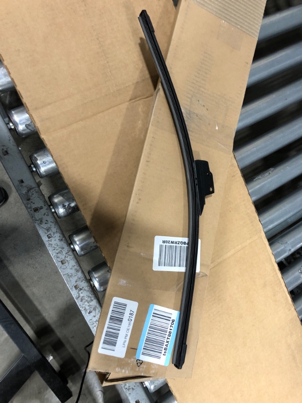 Photo 2 of Amazon Basics - Windshield Wiper Blades (Set of 2) - 22" / 21" Hook Hook 22" / 21"