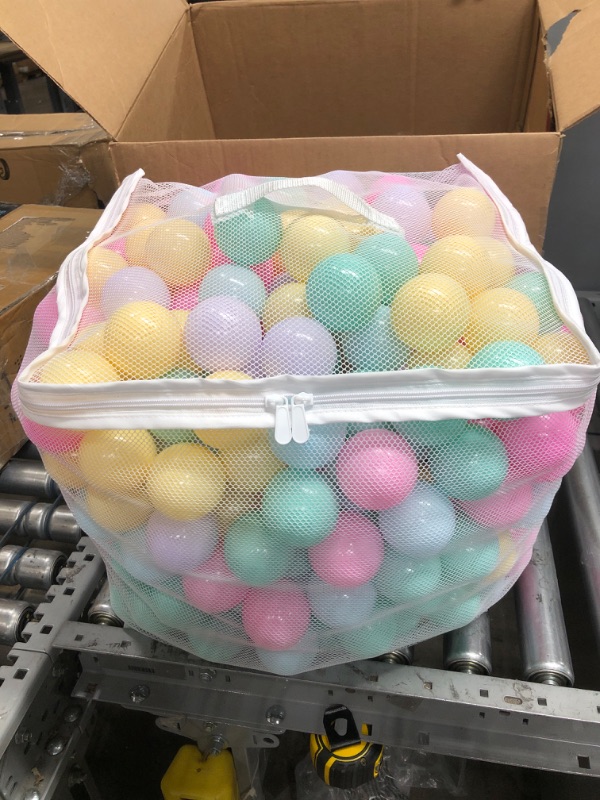 Photo 1 of 200 ct ball pit balls for children 