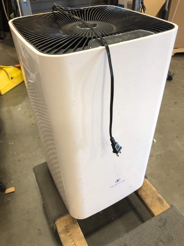 Photo 3 of **NON FUNCTIONAL DOESNT POWER ON** Medify MA-112 Air Purifier with H13 True HEPA Filter | 2,500 sq ft Coverage | for Allergens, Wildfire Smoke, Dust, Odors, Pollen, Pet Dander | Quiet 99.9% Removal to 0.1 Microns | White, 1-Pack
