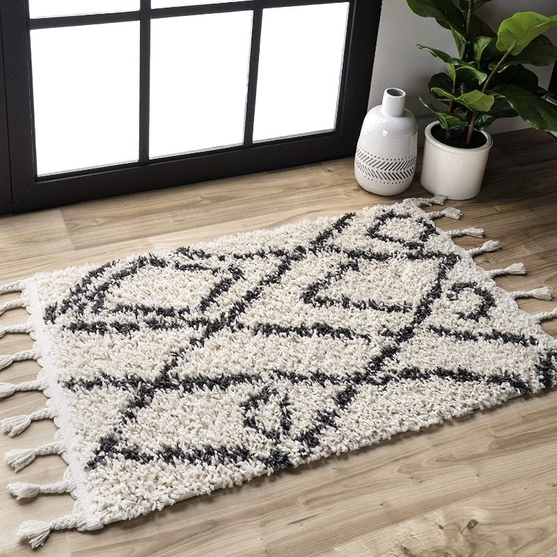 Photo 1 of 
nuLOOM Nieves Moroccan Diamond Shag Accent Rug, 2' x 3', Off-white
Size:2 ft x 3 ft