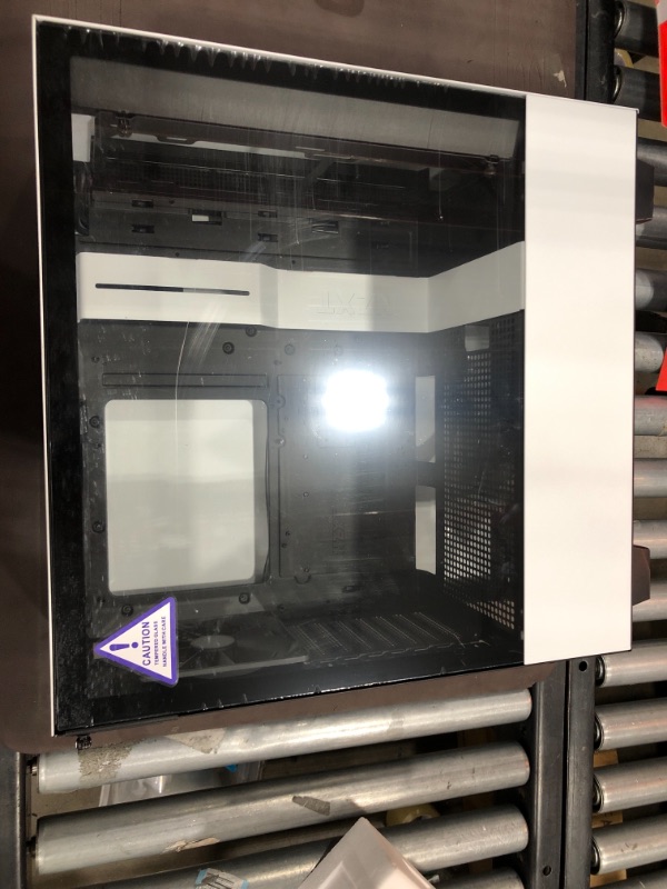 Photo 3 of NZXT - H510 Compact ATX Mid-Tower Case with Tempered Glass - Matte White