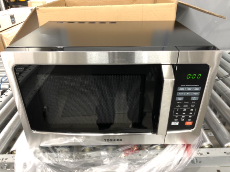 Photo 2 of Toshiba Em131a5c-ss Microwave Oven with Smart Sensor Easy Clean Interior