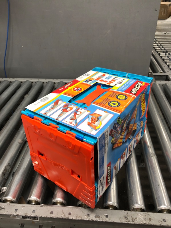 Photo 3 of ?Hot Wheels Race Crate with 3 Stunts in 1 Set Portable Storage Ages 6 to 10 [Amazon Exclusive]