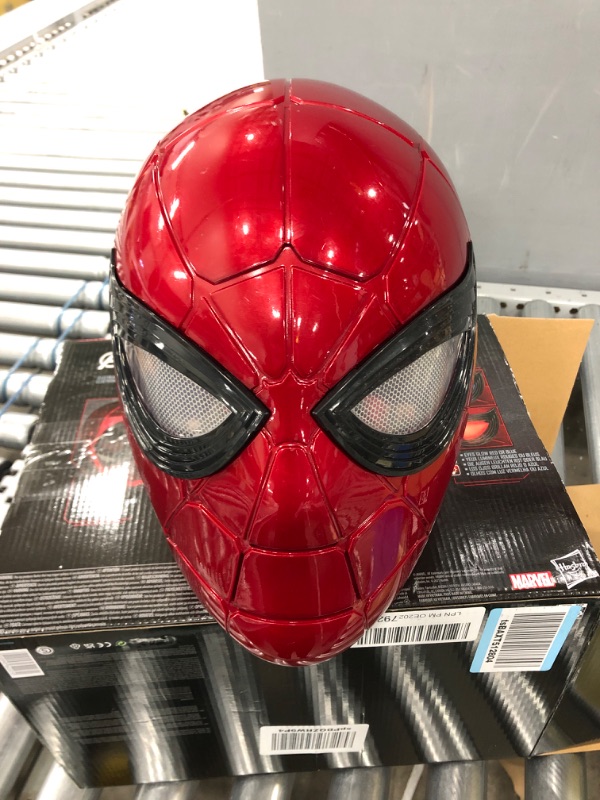 Photo 2 of Marvel Legends Series Spider-Man Iron Spider Electronic Helmet Standard