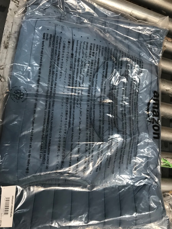 Photo 1 of Amazon Essentials Men's Lightweight Water-Resistant Packable Puffer Vest
**** SIZE - M ****