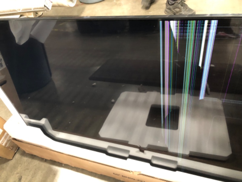 Photo 1 of (DAMAGED)SAMSUNG 65-Inch Class Crystal UHD AU8000 Series - 4K UHD HDR Smart TV with Alexa Built-in (UN65AU8000FXZA, 2021 Model)
**SCREEN DAMAGED ,POWERS ON**
