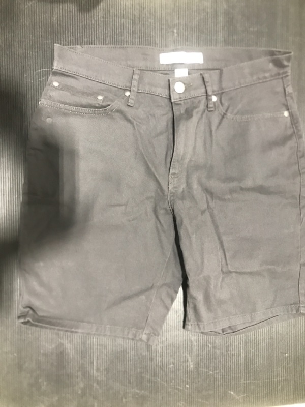 Photo 1 of AMAZON ESSENTIAL SHORT FOR MEN SIZE 30 