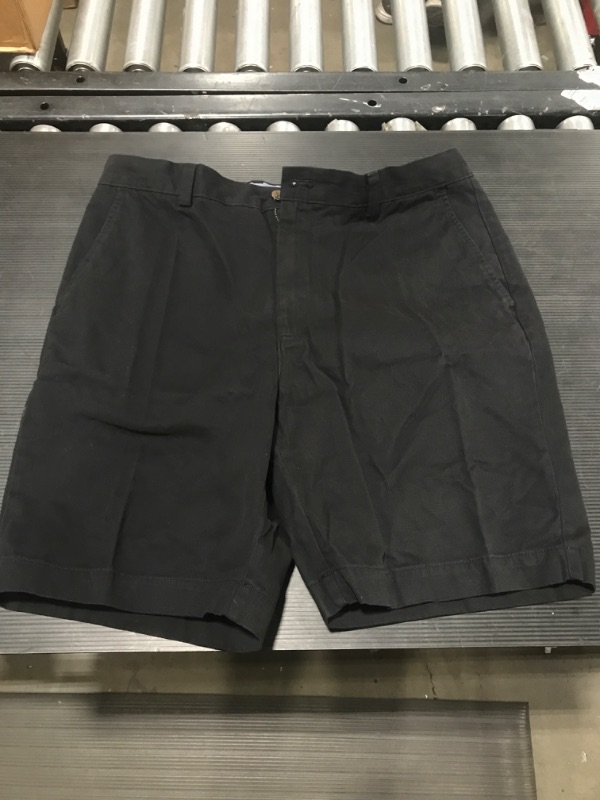 Photo 2 of Amazon Essentials Men's Classic-Fit 9" Short (size 34)
