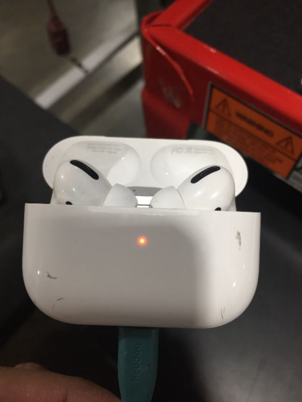 Photo 3 of Apple AirPods Pro
