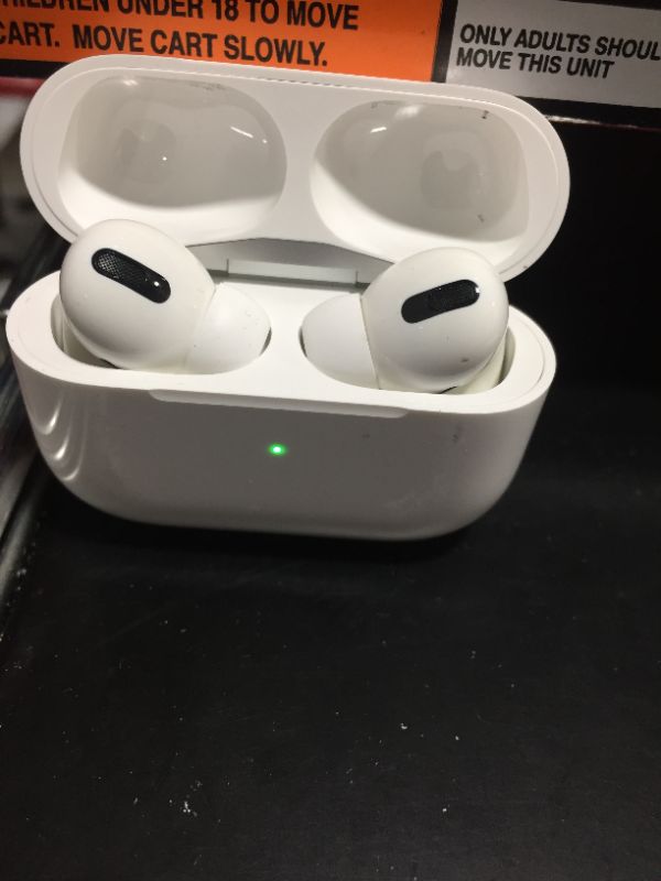 Photo 2 of Apple AirPods Pro (1st Generation)
