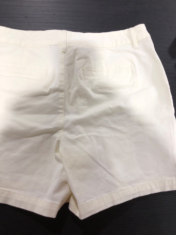 Photo 3 of Amazon Essentials Women's 5 Inch Inseam Chino Short size 4 cream color 
