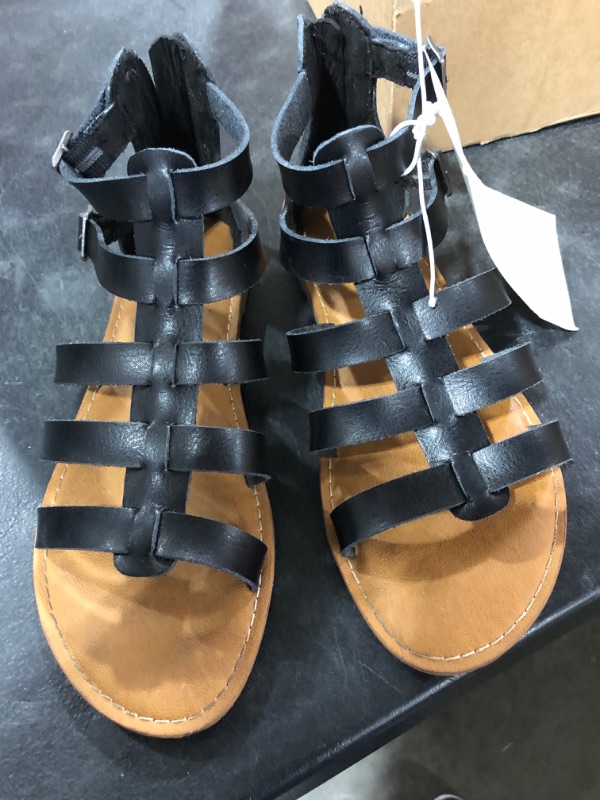 Photo 1 of Amazon Essentials Women's Gladiator Flat Sandal Black, Size 6 1/2