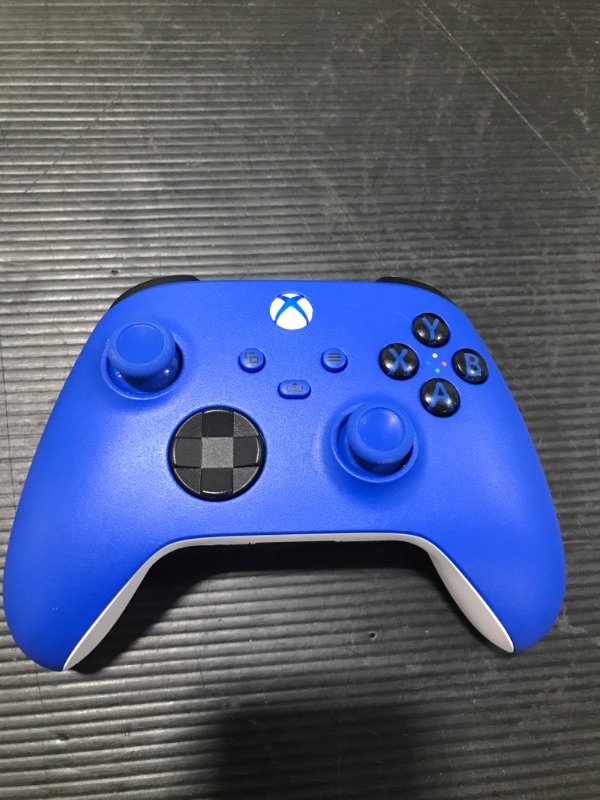 Photo 2 of Xbox Core Wireless Controller – Shock Blue
