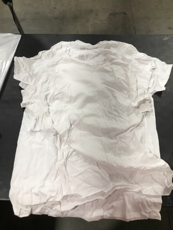 Photo 1 of 4 pack of fruit of the loom white t shirts Size Medium