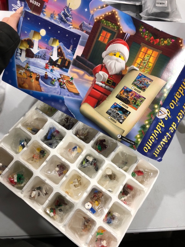 Photo 3 of Advent Calendar 60352 287 piece LEGO Building Set