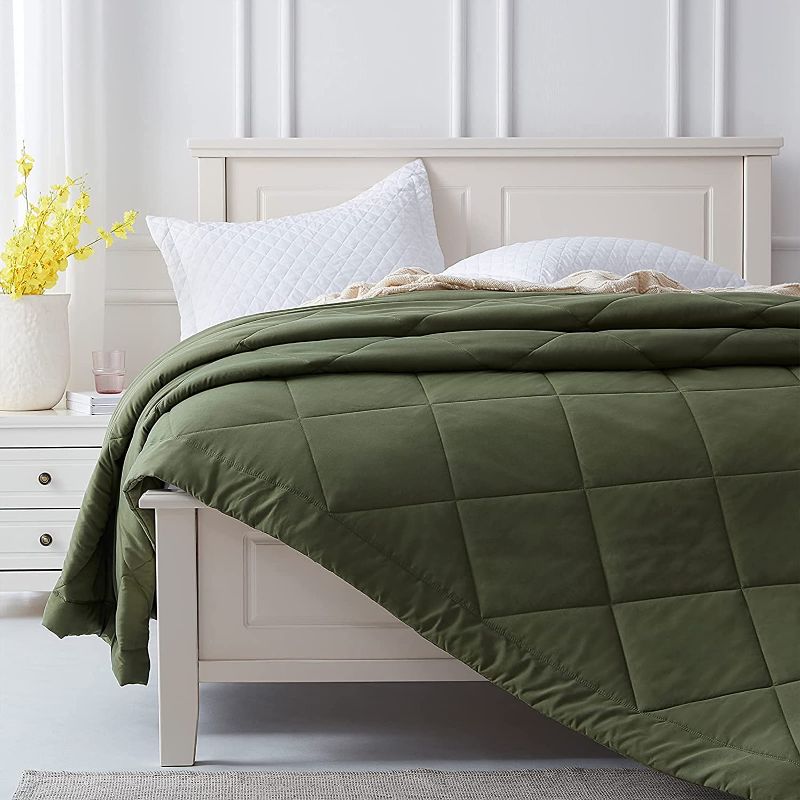 Photo 1 of  Quilt Queen Green Lightweight Comforter Reversible Bedspread for All Season Soft Cozy Quilted Blanket Down Alternative Bedding (90''x90'' Olive Green)
