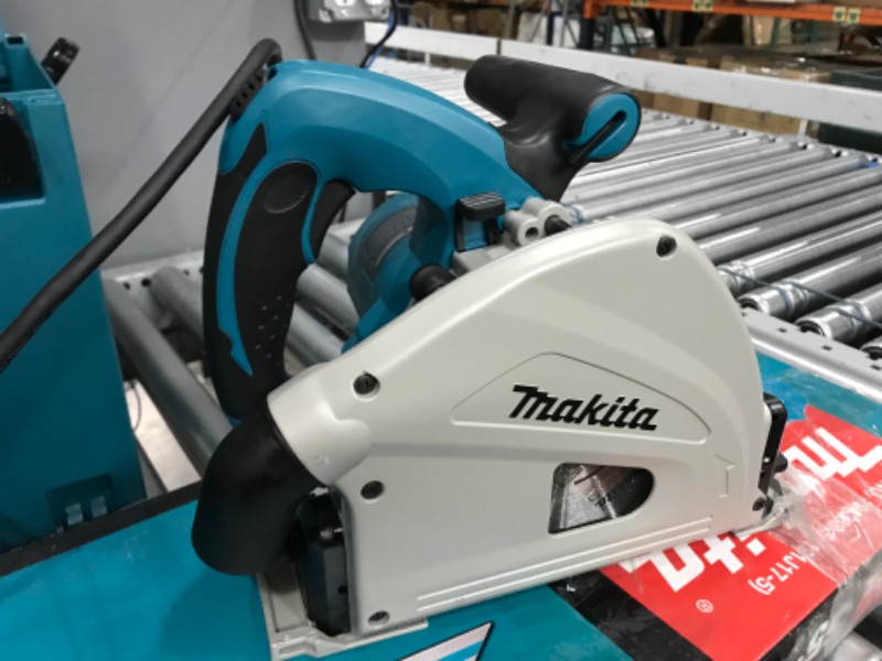 Photo 6 of **see comments**
Makita SP6000J1 6-1/2" Plunge Circular Saw Kit, with Stackable Tool case and 55" Guide Rail, Blue
