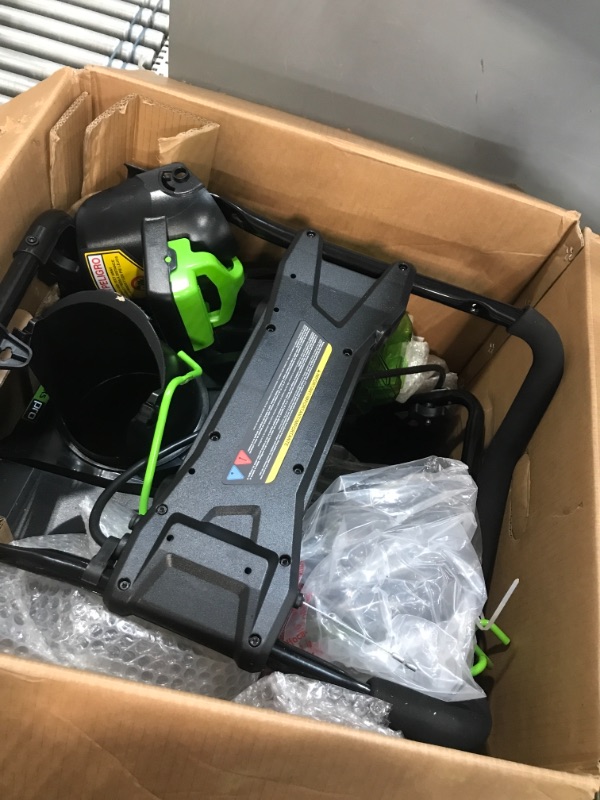 Photo 3 of "GreenWorks 2600402 80-Volt 20-Inch 2Ah Lithium-Ion Cordless Snow Thrower Kit"
