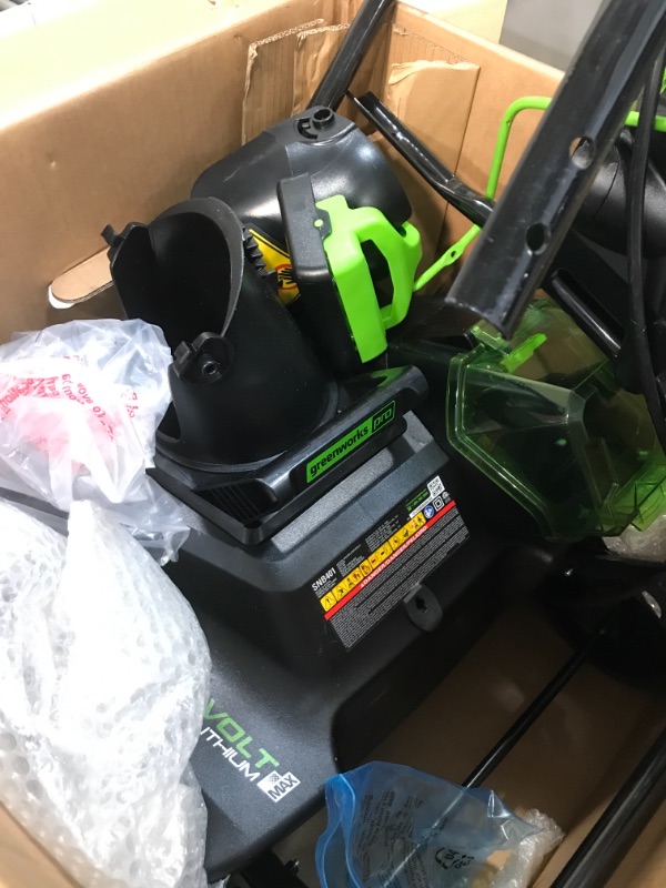 Photo 4 of "GreenWorks 2600402 80-Volt 20-Inch 2Ah Lithium-Ion Cordless Snow Thrower Kit"
