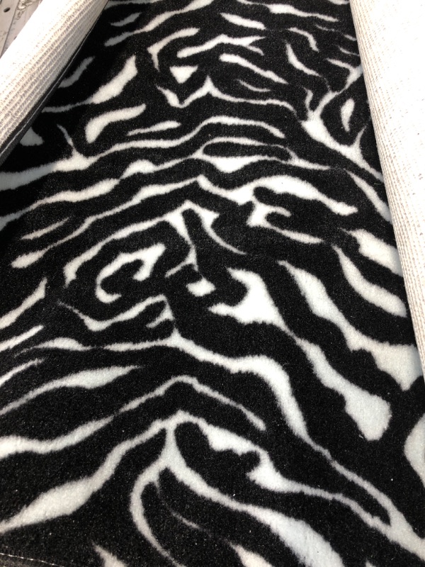 Photo 1 of 5'X7' Black & White Patterned Rug 