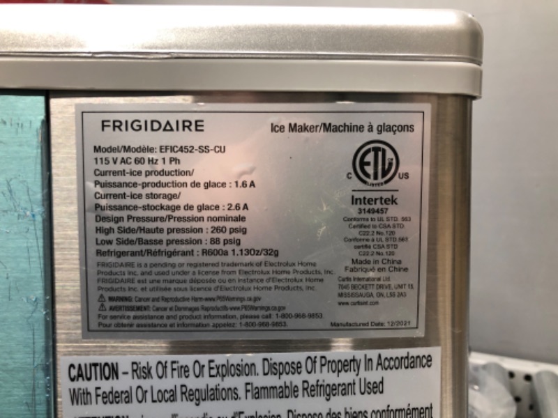 Photo 4 of Frigidaire 40 lbs Countertop Clear Square Ice Maker - Stainless Steel
**Tested**