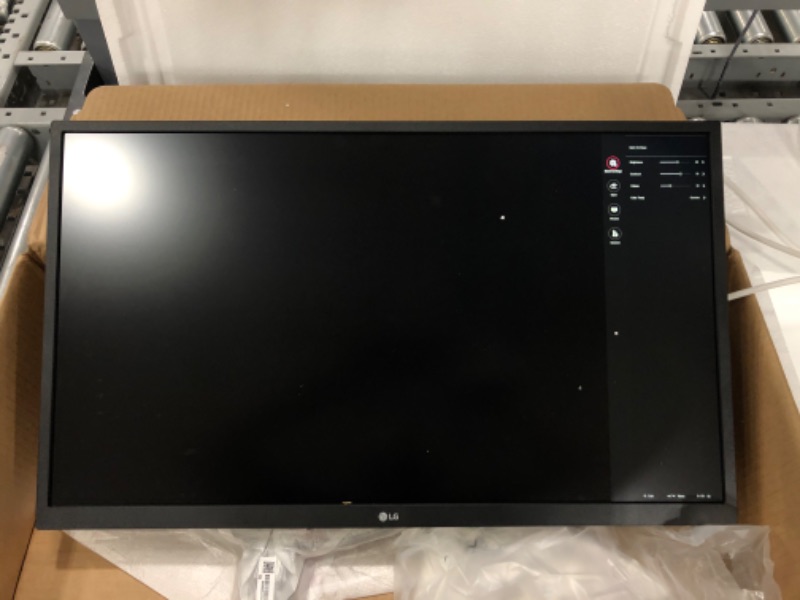 Photo 2 of LG UHD 27-Inch Computer Monitor 27UL500-W, IPS Display with AMD FreeSync and HDR10 Compatibility, White
