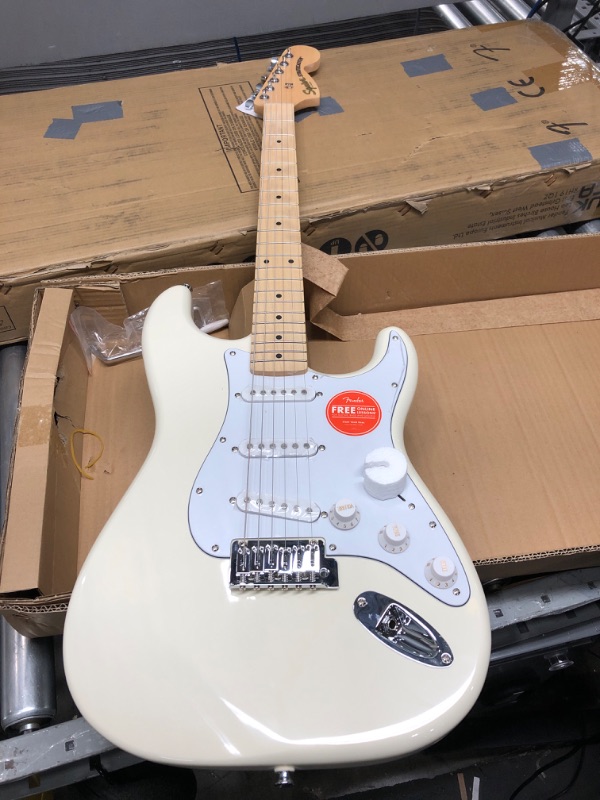 Photo 2 of Squier by Fender Affinity Series Stratocaster, Maple fingerboard, Olympic White
