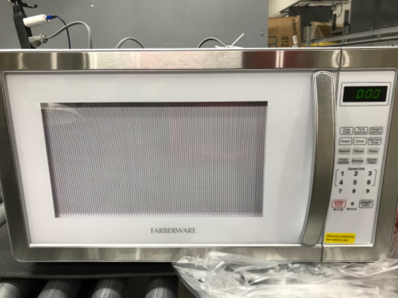 Photo 4 of Farberware Classic FM09SS 0.9 Cu. Ft 900-Watt Microwave Oven, Stainless Steel, Cu.Ft
