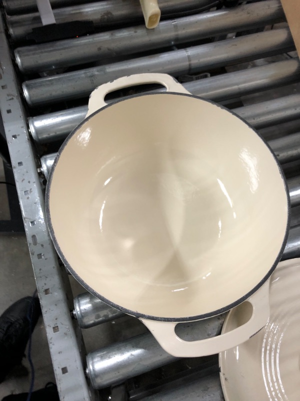 Photo 1 of **minor damage**
Beige cooking pot 11in round