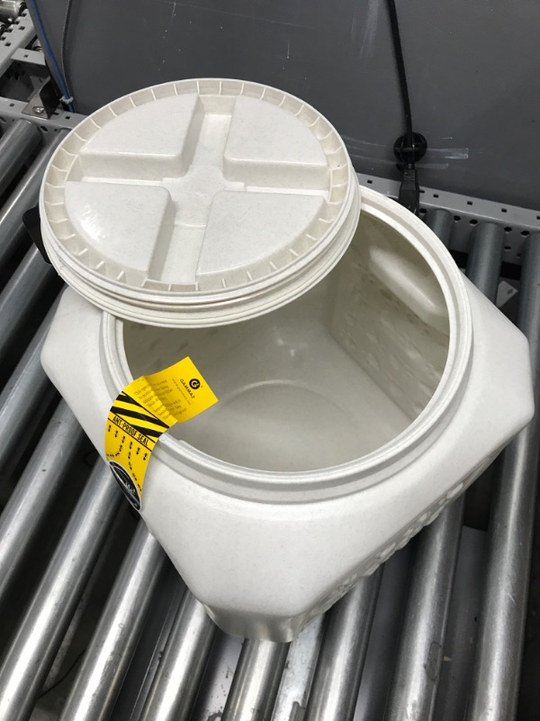 Photo 1 of GAMMA2 Vittles Vault Outback Airtight Pet Food Container 25 Pounds