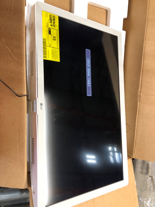 Photo 1 of LG LED TV 24" HD 720p TV/Monitor, Slim, compact design, Built-in speaker (3W x 2), Triple XD Engine, Remote Control, Wall Mountable - White
