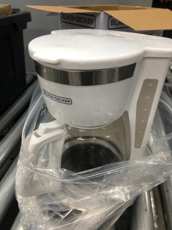 Photo 4 of (DOES NOT FUNCTION)Black+Decker CM1160W-1 CM1160W 12-Cup Programmable Coffeemaker, White/Stainless Steel White/Stainless Steel Coffeemaker
**DID NOT POWER ON, WET**